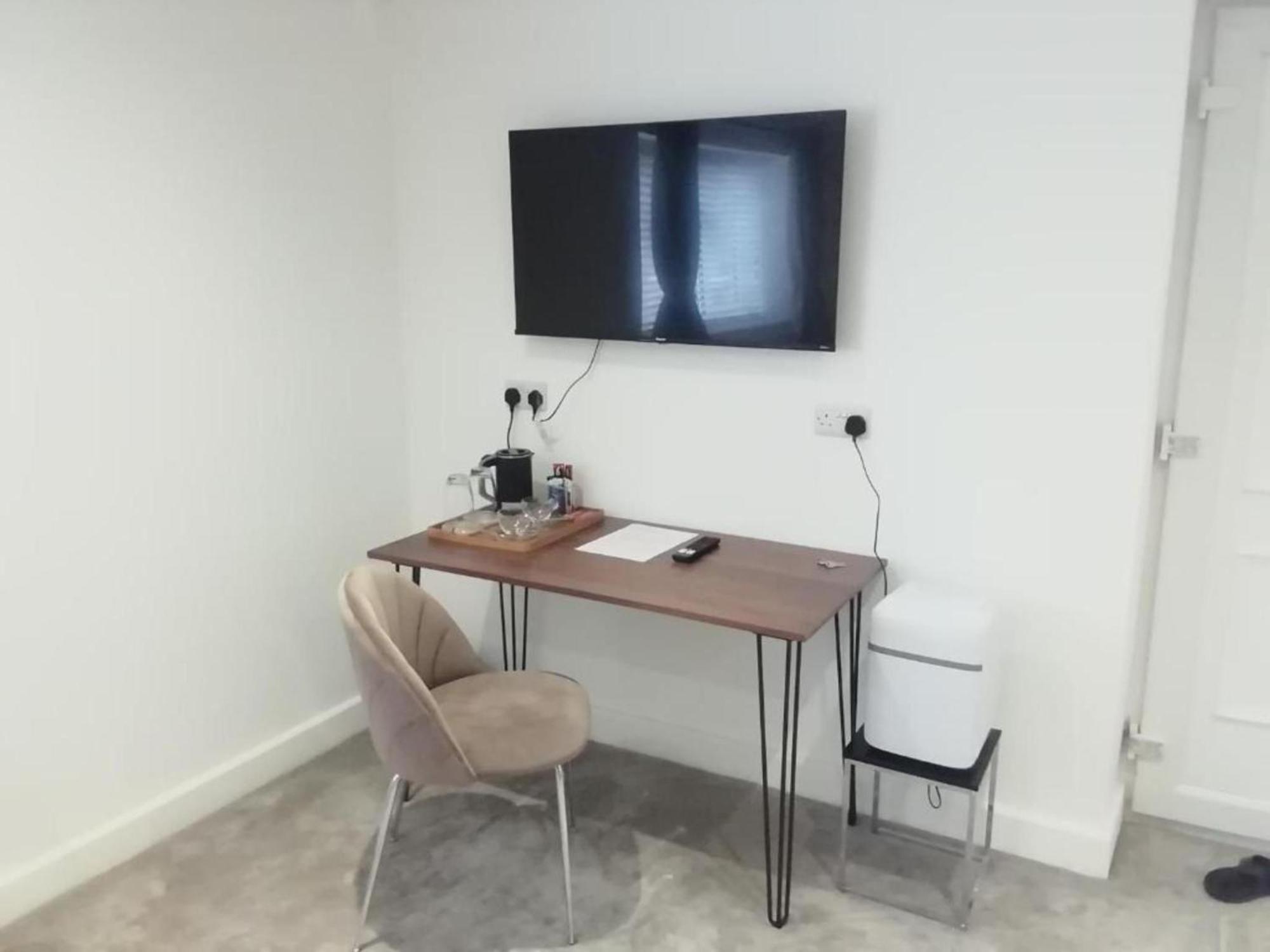 Guest house In Guest - Modern Guest In West Midlands With Private Entrance