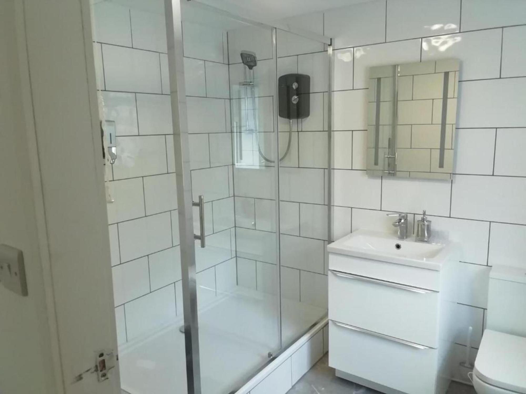 In Guest - Modern Guest In West Midlands With Private Entrance Guest house